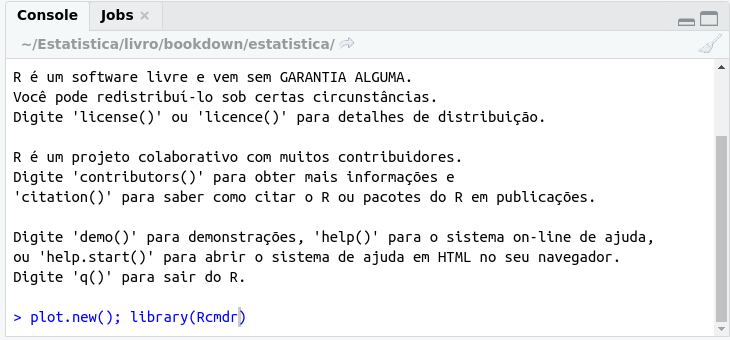 Console do RStudio, após a digitação dos comandos para carregar o pacote Rcmdr.